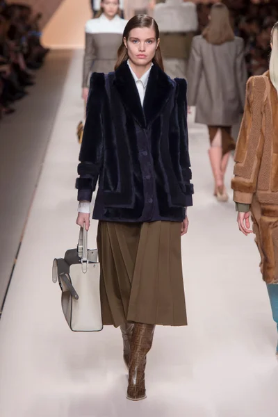 Look 17